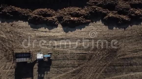 田间施肥拖拉机在田里视频的预览图