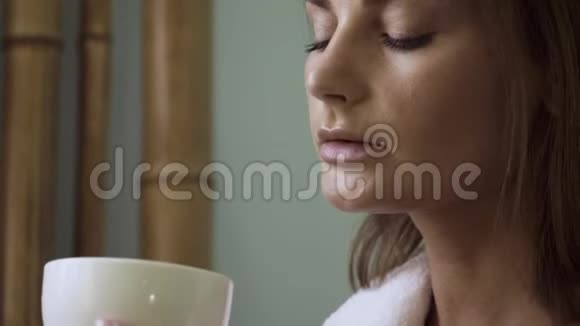 穿着浴袍的女人在温泉沙龙喝茶视频的预览图