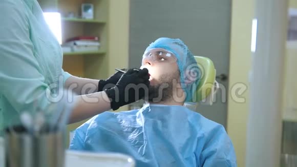 口腔科诊所男病人视频的预览图