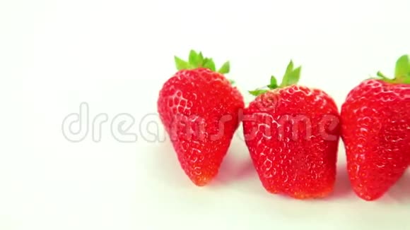 白色背景上的红色草莓特写娃娃镜头视频的预览图