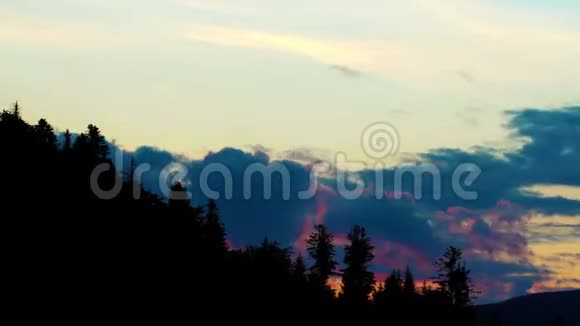 天空和云彩时间流逝日落晚上的风景视频的预览图