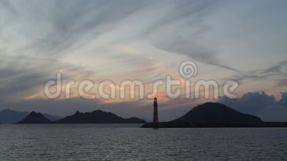 日落时的海景海岸的灯塔海滨城市图尔古特里斯和壮观的日落视频的预览图