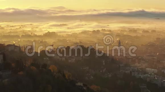 贝加莫意大利最美丽的城市之一令人惊叹的古镇景观和雾覆盖平原日出视频的预览图