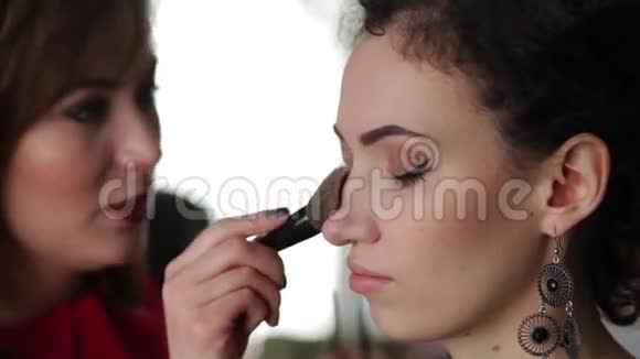 化妆师和模特一起工作视频的预览图