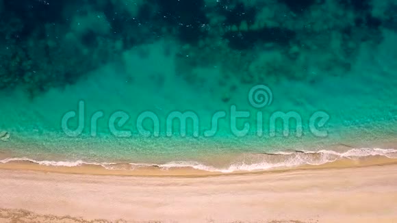 无人海滩的俯视图爱奥尼亚海的希腊海岸视频的预览图