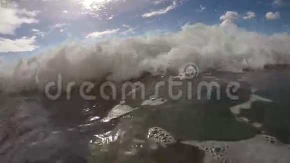 海浪在大海里视频的预览图