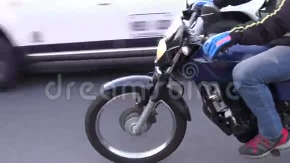 摩托车滑板车摩托车交通工具视频的预览图