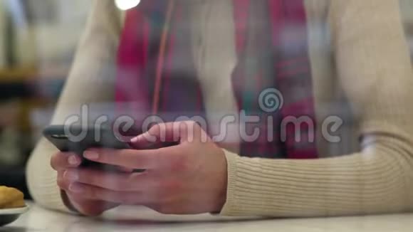 技术在印度咖啡厅使用电话进行交流的妇女视频的预览图