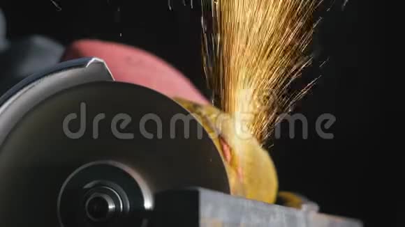 锻造车间史密斯手工制作关闭火花细节工业工人使用角磨机和切割视频的预览图