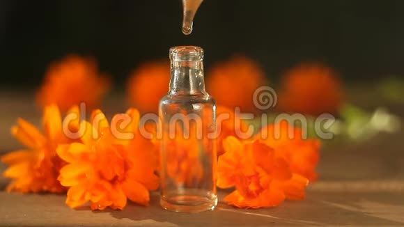 金盏花的精华放在漂亮的玻璃瓶里视频的预览图