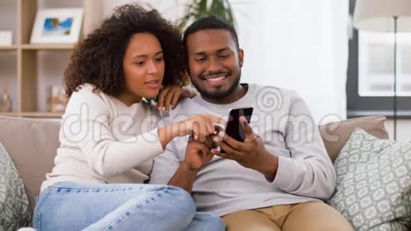 带智能手机的非裔美国人夫妇视频的预览图