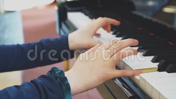 小女孩在弹钢琴视频的预览图