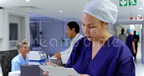 医院女护士在剪贴板上写4k视频的预览图