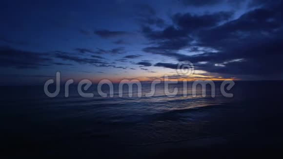 黎明时的海洋视频的预览图