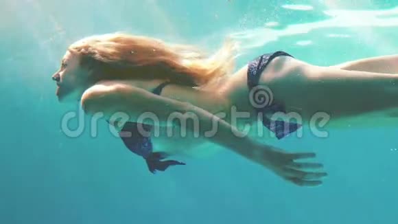 漂亮的女人在水下游泳视频的预览图