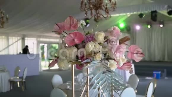 眼镜盘子餐具和餐巾为聚会装饰了鲜花的桌子婚宴生日视频的预览图