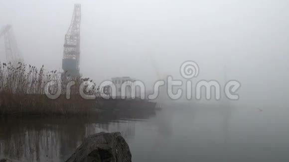 克兰斯号船在雾石河上的港口视频的预览图