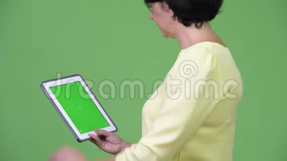 一位留着短发使用数码平板电脑的漂亮女商人视频的预览图