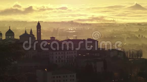 贝加莫意大利最美丽的城市之一令人惊叹的古镇景观和雾覆盖平原日出视频的预览图