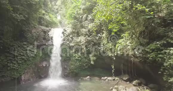 美丽的瀑布希望巴厘岛印度尼西亚视频的预览图