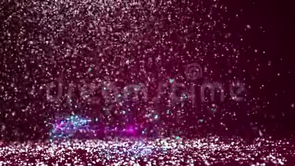 紫色大圣诞树从发光发亮的粒子在左边圣诞节或新年背景下的冬季主题视频的预览图