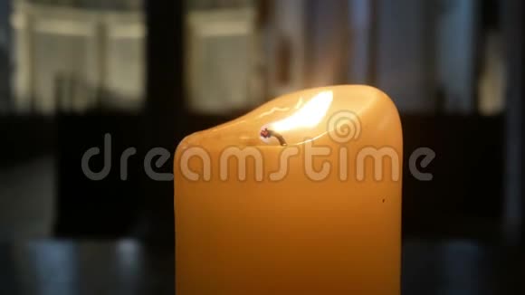 蜡烛教堂光线暗视频的预览图