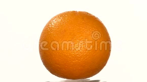 熟橙隔离在白色上旋转视频的预览图