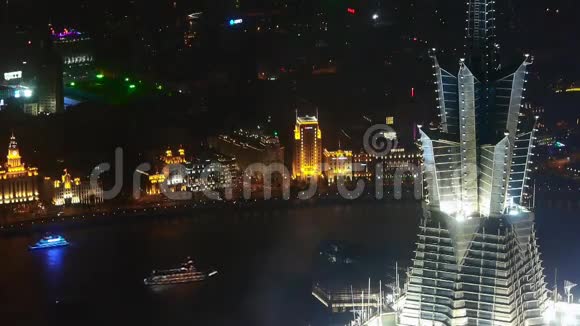 夜间摩天大楼屋顶皇冠的空中景观航运和城市交通视频的预览图