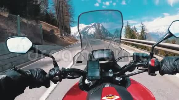 在瑞士雪山阿尔卑斯山附近的美丽景观山路上骑摩托车视频的预览图
