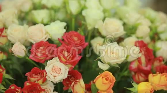 鲜艳的红白玫瑰花束花店女收了一束视频的预览图