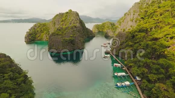 有船的美丽的泻湖菲律宾的天堂群岛卡扬干湖视频的预览图