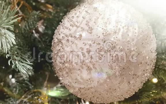 喜庆的金树装饰球闪闪发光视频的预览图
