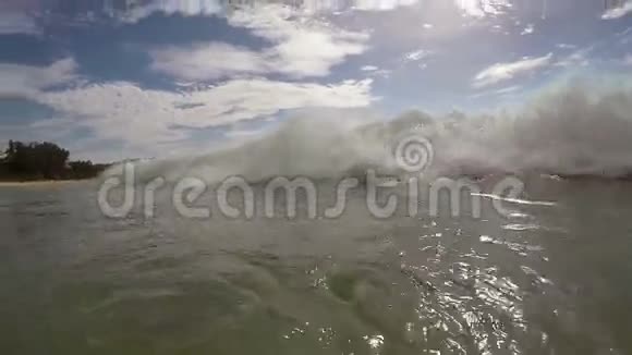 海浪在大海里视频的预览图