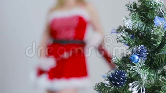 圣诞女孩爱抚自己性游戏拿着鞭子视频的预览图