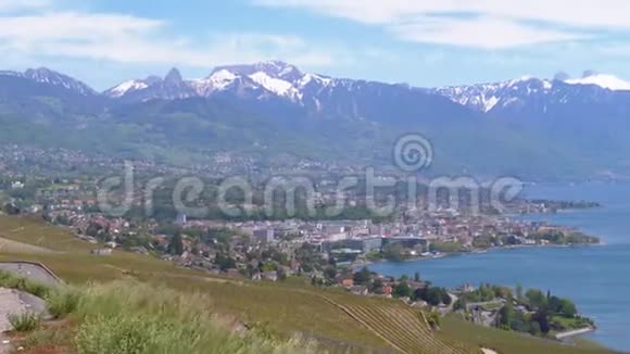 蒙特勒市风景与瑞士阿尔卑斯山和日内瓦湖瑞士视频的预览图