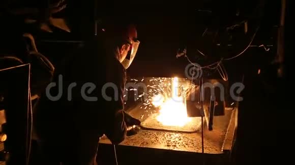 钢铁厂金属熔化熔炼炉内高温冶金工业视频的预览图