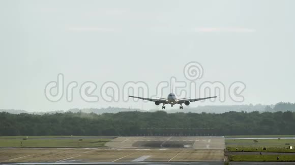 双引擎商用飞机早上抵达机场视频的预览图