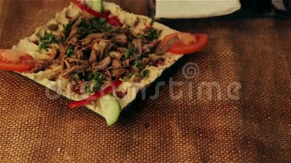 传统的阿拉伯美食第二道主菜一道配菜视频的预览图