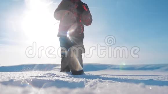 团队合作冬季旅游商务理念男子游客双腿离开镜头俯视攀登山顶视频的预览图