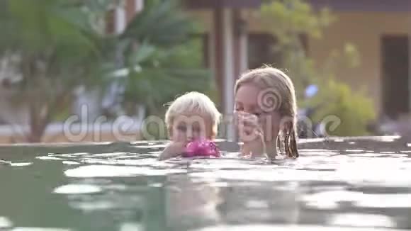 小金发小孩和妈妈游泳视频的预览图