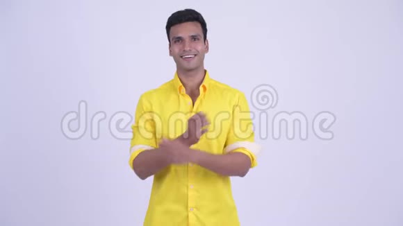 年轻快乐的印度商人双臂交叉微笑视频的预览图