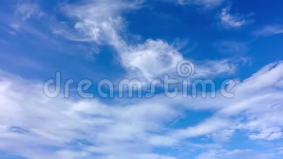 下午白云在蓝天上移动的时间流逝视频视频的预览图