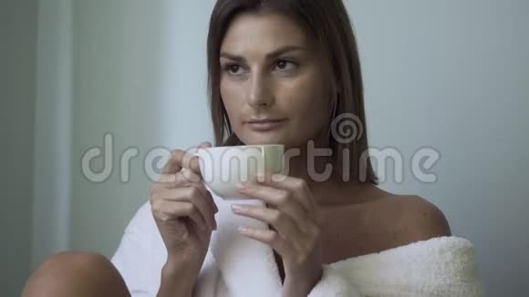 穿着浴袍的女人在温泉沙龙喝茶视频的预览图