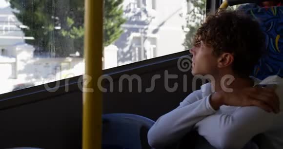 乘坐4k公共汽车时男性通勤者使用手机视频的预览图