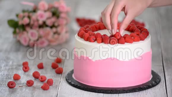 厨师用新鲜浆果装饰蛋糕视频的预览图