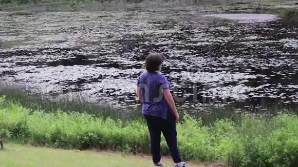 在湖边的年轻女性成人视频的预览图
