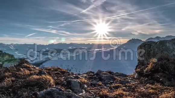 冬季日落瑞士山脉时间流逝4k视频的预览图
