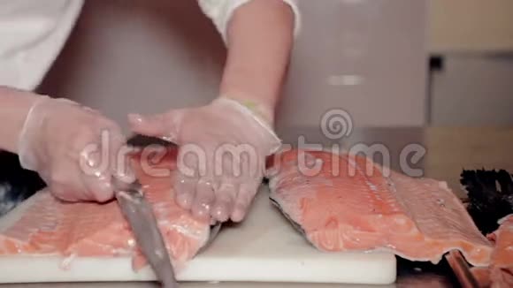 把厨师切下的新鲜红鱼视频的预览图