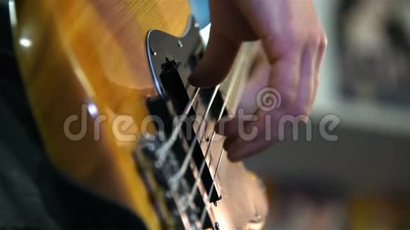 音乐家用低音吉他演奏视频的预览图