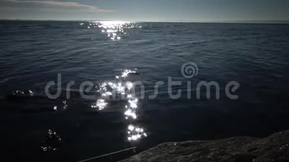 阳光明媚的夏日阳光从水面反射出来抽象模糊的水背景视频的预览图